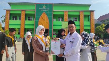 Penyerahan Piala Prestasi 3