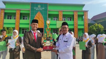 Penyerahan Piala Prestasi 4