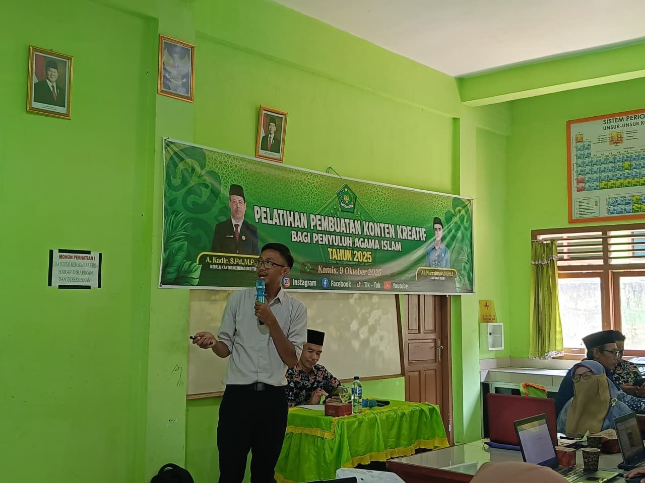 Guru MAN 1 OKU Berbagi Inspirasi, Jadi Pemateri Pelatihan Konten Kreatif di MAN 1 OKU Timur