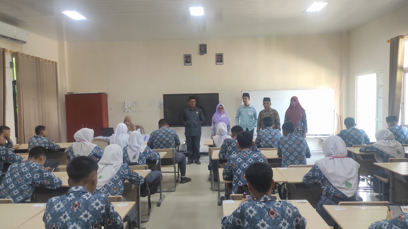 Kepala dan Wakil Kepala MAN 1 OKU Tinjau Pelaksanaan Hari Pertama ASAS Ganjil Tahun Ajaran 2025/2026