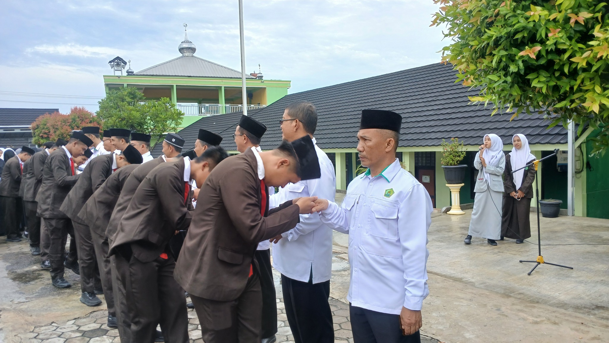 Suasana Hangat Halal Bihalal, Keluarga Besar MAN 1 OKU Pererat Silaturahmi