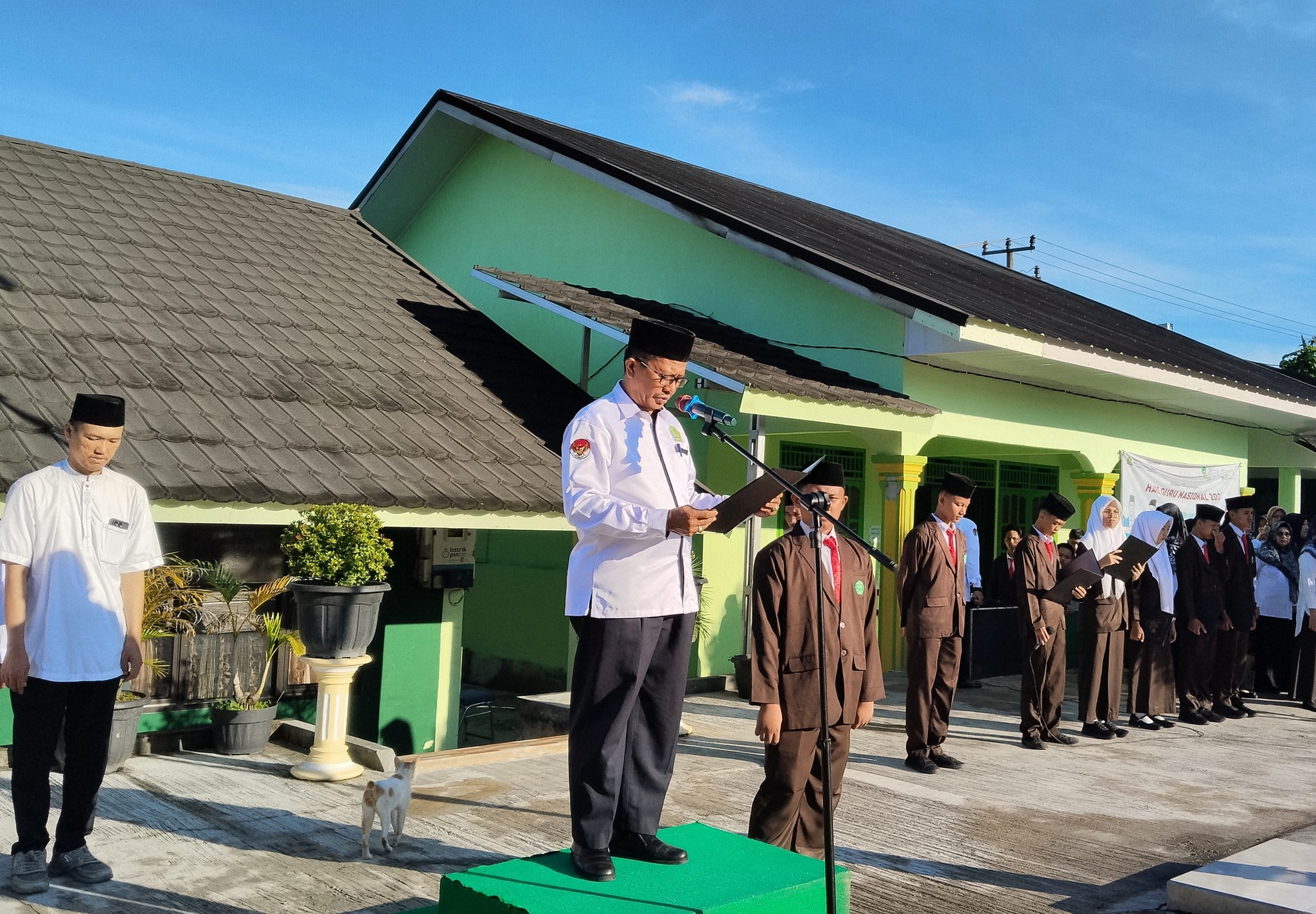 Teguhkan Disiplin, Kepala MAN 1 OKU Pimpin Upacara Bendera Senin Pagi