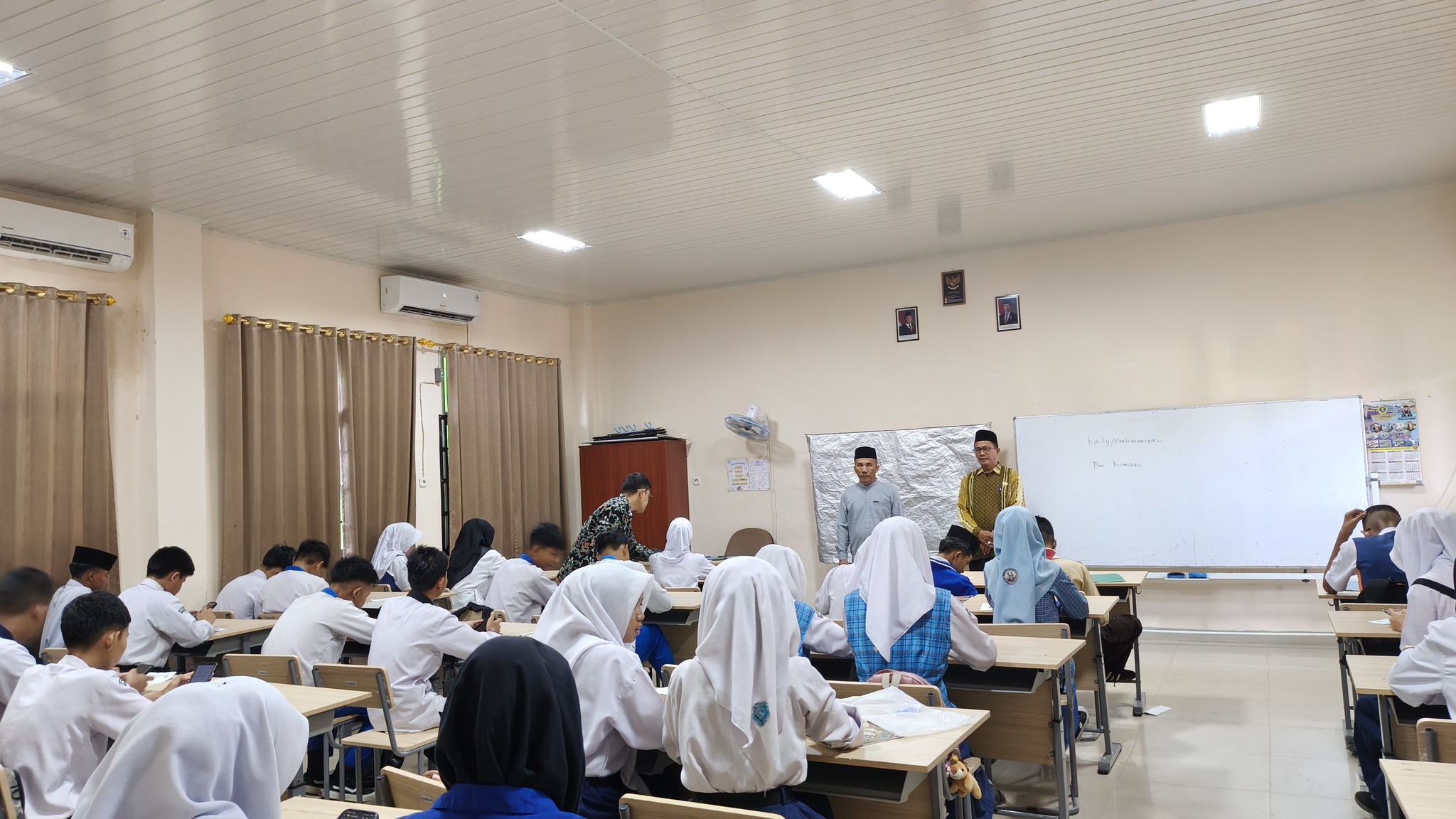 Kepala MAN 1 OKU Pantau Tes Akademik PMBM 2026/2027, Peserta Luar Provinsi Ikuti via Zoom