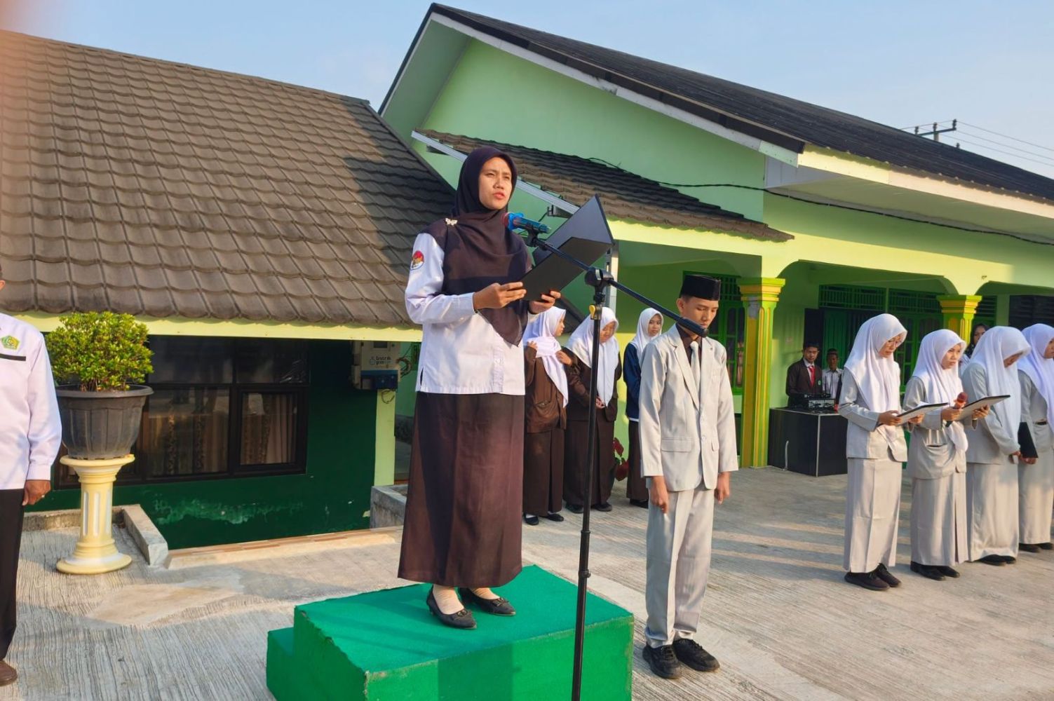 Cecilia Indriani Tekankan Disiplin dan Pembentukan Karakter pada Upacara Bendera MAN 1 OKU