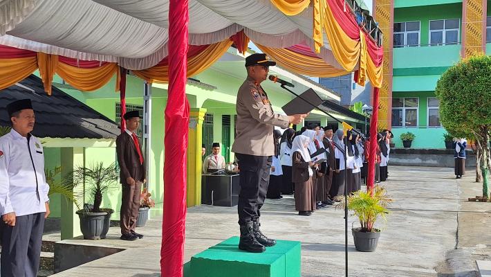 Upacara Bendera MAN 1 Ogan Komering Ulu : Sinergi Pendidikan dan Kepolisian