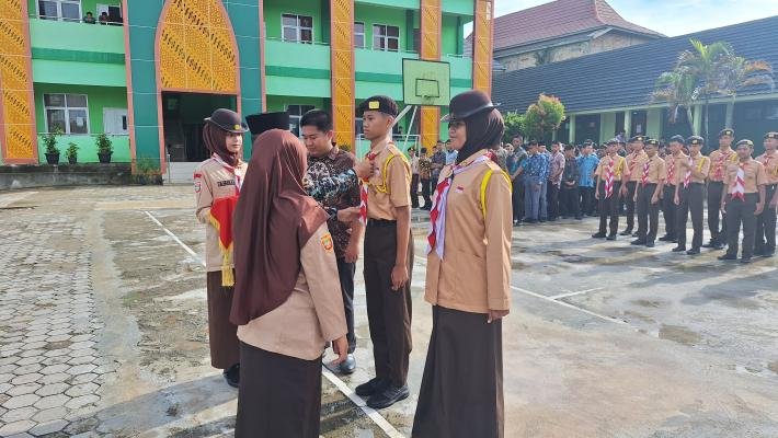Pelantikan Pramuka Penegak, Siswa Kelas X MAN 1 OKU Teguhkan Ikrar