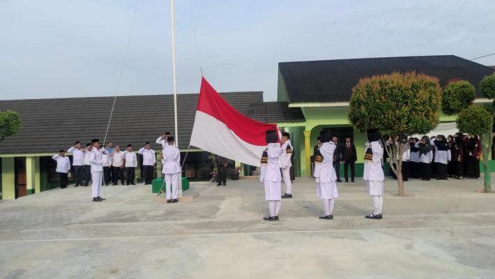 MAN 1 OKU Disiplin dan 7 kunci Sukses Upacara Bendera Penuh Makna
