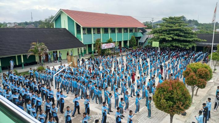 Wujudkan Madrasah Sehat dan Religius, MAN 1 OKU Gelar Senam Jantung Sehat dan Tadarus Al-Qur’an Bers