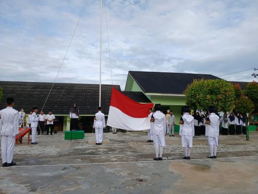 Pembina Upacara Tekankan Pentingnya Value Pelajar pada Upacara Rutin MAN 1 OKU