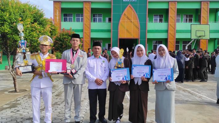 Wakabid Kesiswaan MAN 1 OKU Beri Apresiasi kepada Siswa Berprestasi