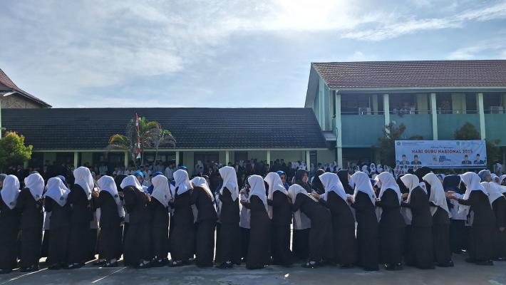 Apel HGN MAN 1 OKU Diwarnai Pembagian Bunga dan Salam-Salaman