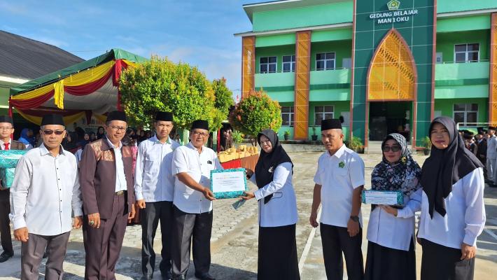 MAN 1 OKU Berikan Cinderamata: Lepas Guru Purnabakti dan Guru PPPK yang Pindah Tugas