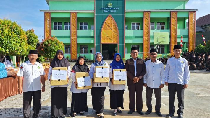 MAN 1 OKU Umumkan Guru Terbaik dan Gelar Tukar Kado Meriah pada HGN 2025