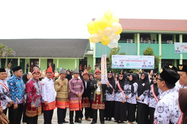 MAN 1 OKU Gelar Pelepasan Balon dan Penyerahan Cinderamata Usai Upacara HGN 2025