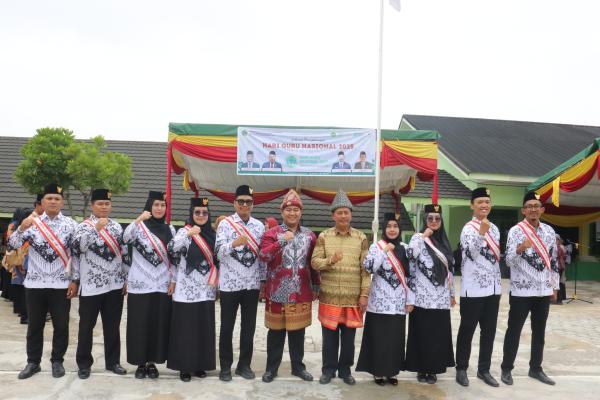 Panitia dan Petugas MAN 1 OKU Sukses Gelar Upacara Hari Guru Nasional 2025