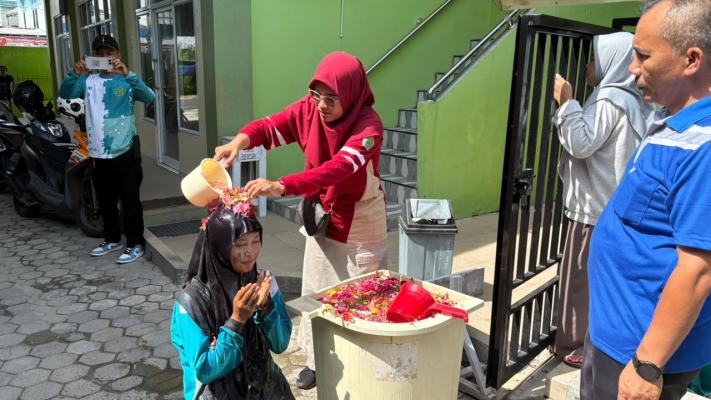 Prosesi Siram Kembang Tandai Berakhirnya Hiking Pengukuhan Ekstrakurikuler 3P MAN 1 OKU