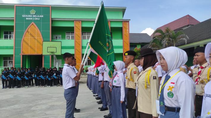 Kepala MAN 1 OKU Resmi Mengukuhkan Anggota Ekstrakurikuler 3P Paskibra, Pramuka, dan PMR