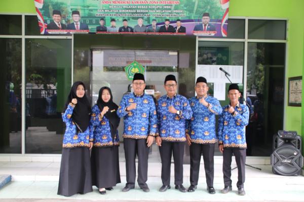 Kepala MAN 1 OKU dan Jajaran Hadiri Apel Gabungan Bulanan Kemenag OKU