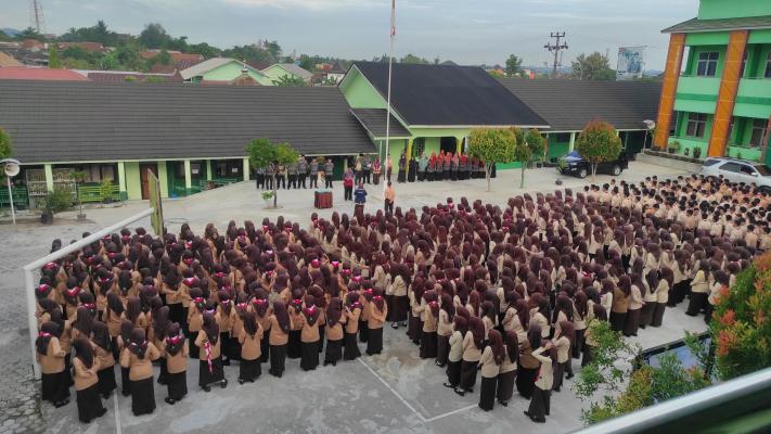 Kepala MAN 1 OKU Pimpin Apel Penutupan Semester Ganjil Tahun Pelajaran 2025/2026