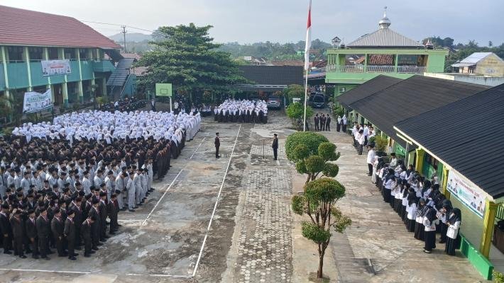 Kepala MAN 1 OKU Resmi Buka Semester Genap Tahun Ajaran 2025/2026 Melalui Apel Pagi