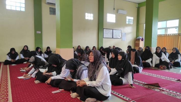 Kepala MAN 1 OKU Pimpin Rapat Awal Semester Genap Tahun Ajaran 2025/2026