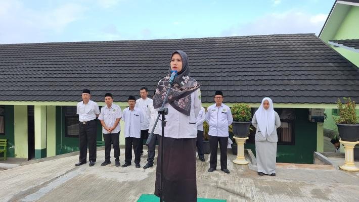 Upacara Bendera MAN 1 OKU Berlangsung Khidmat, Tanamkan Disiplin dan Semangat Kebangsaan