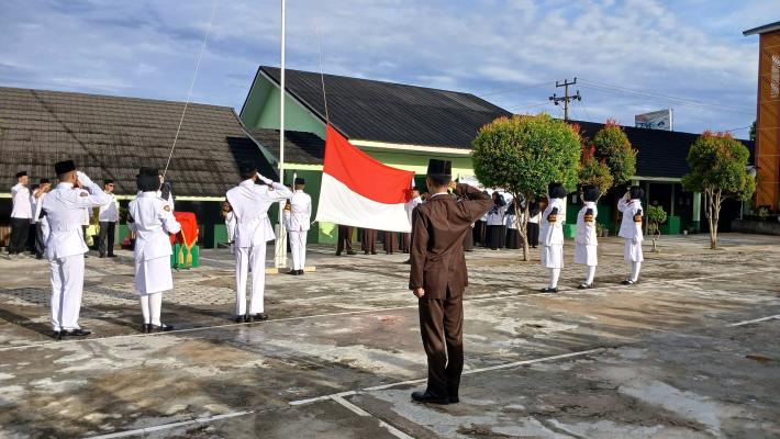 Upacara Rutin MAN 1 OKU Tekankan Pentingnya Kebersihan dan Kedisiplinan