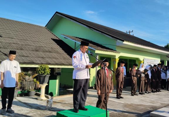 Teguhkan Disiplin, Kepala MAN 1 OKU Pimpin Upacara Bendera Senin Pagi