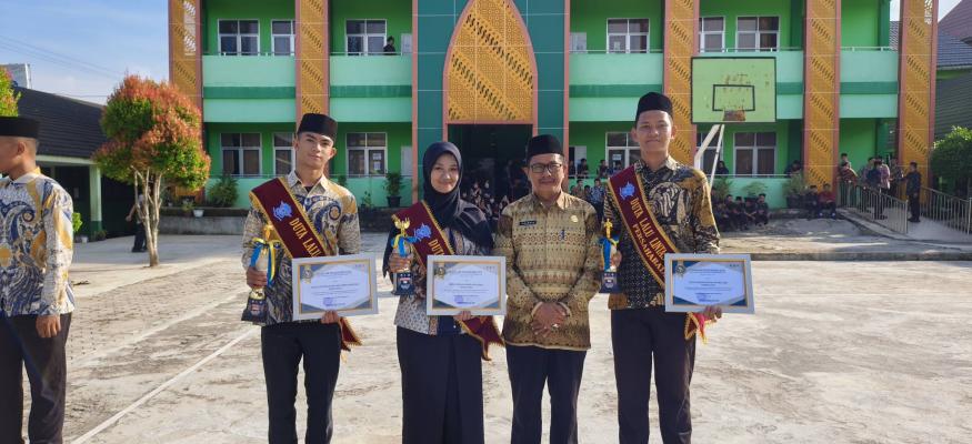 Usai Upacara Hari Kartini, Kepala MAN 1 OKU Apresiasi Siswa Berprestasi