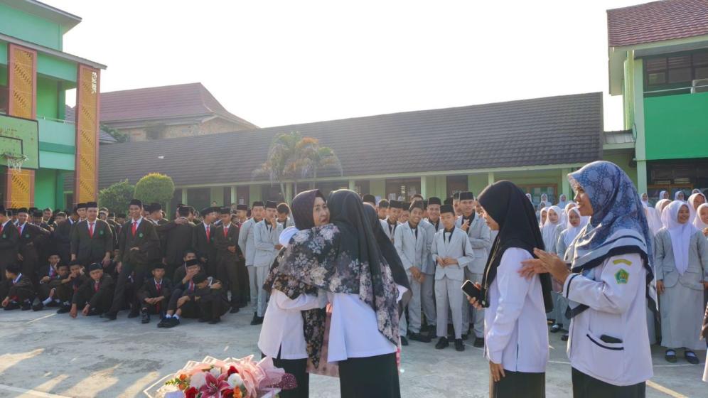 MAN 1 OKU Gelar Apel Pelepasan Purnabakti Dra. Nila Syahfitri, Wujud Apresiasi 28 Tahun Mengabdi.