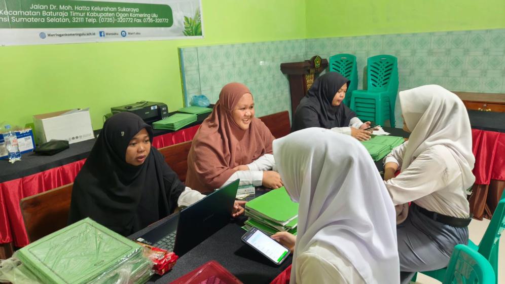 MAN 1 OKU Berikan Pelayanan Cap Tiga Jari dan Pengambilan Ijazah bagi Alumni