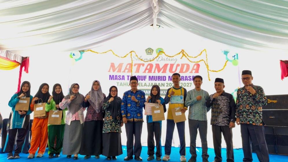 Kepala MAN 1 OKU Tutup MATAMUDA 2026, Peserta Terbaik Terima Penghargaan
