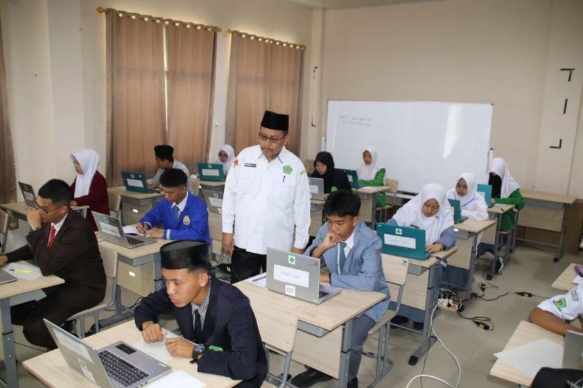 Kepala Kantor Kemenag OKU Pantau Pelaksanaan OMI 2026 di MAN 1 OKU