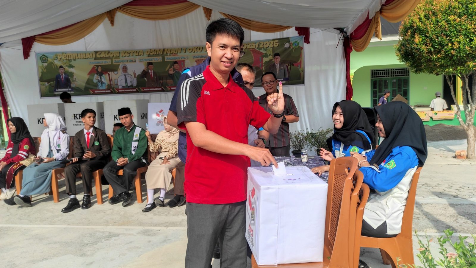Pemungutan Suara Ketua OSIM MAN 1 OKU 2025/2026 Berjalan Lancar dan Demokratis.