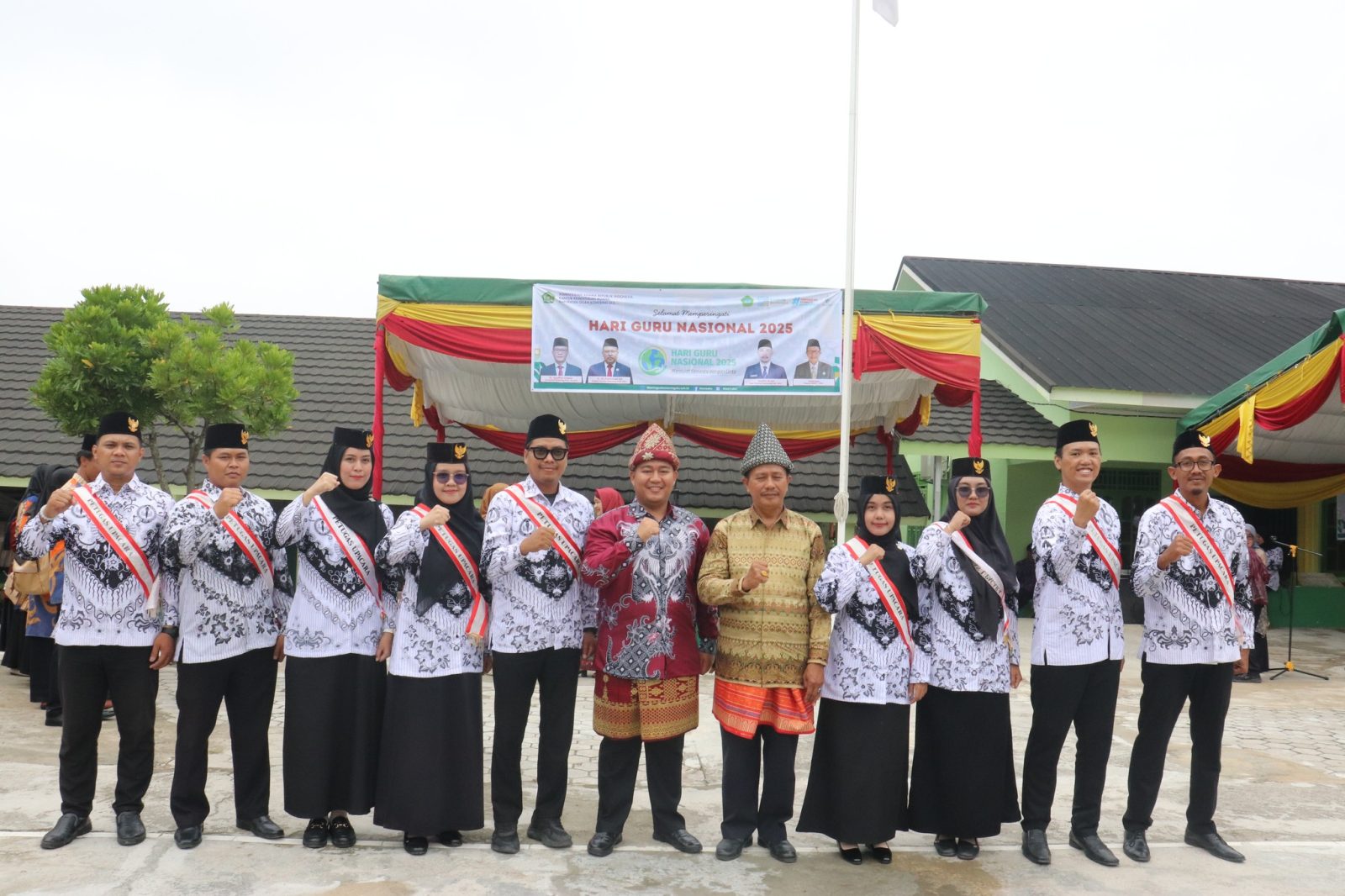 Panitia dan Petugas MAN 1 OKU Sukses Gelar Upacara Hari Guru Nasional 2025