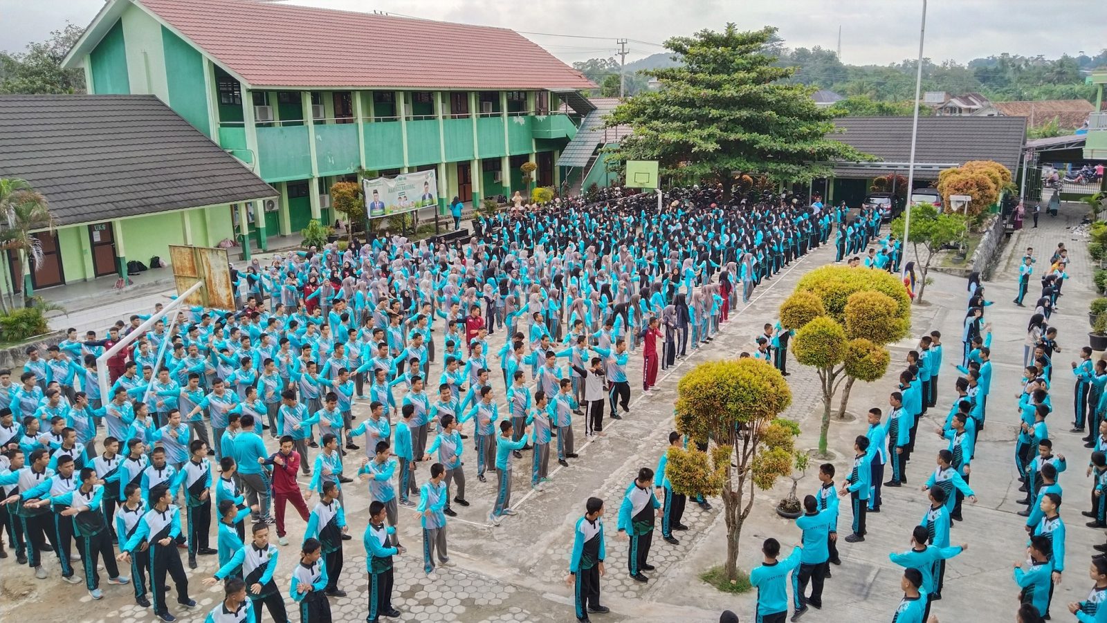 MAN 1 OKU Gelar Senam Jantung Sehat untuk Peserta Didik