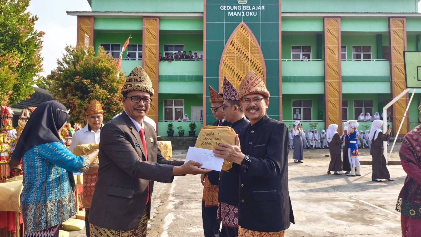 Pembagian Hadiah Lomba HUT RI ke-81 Semarakkan Peringatan Kemerdekaan di MAN 1 OKU