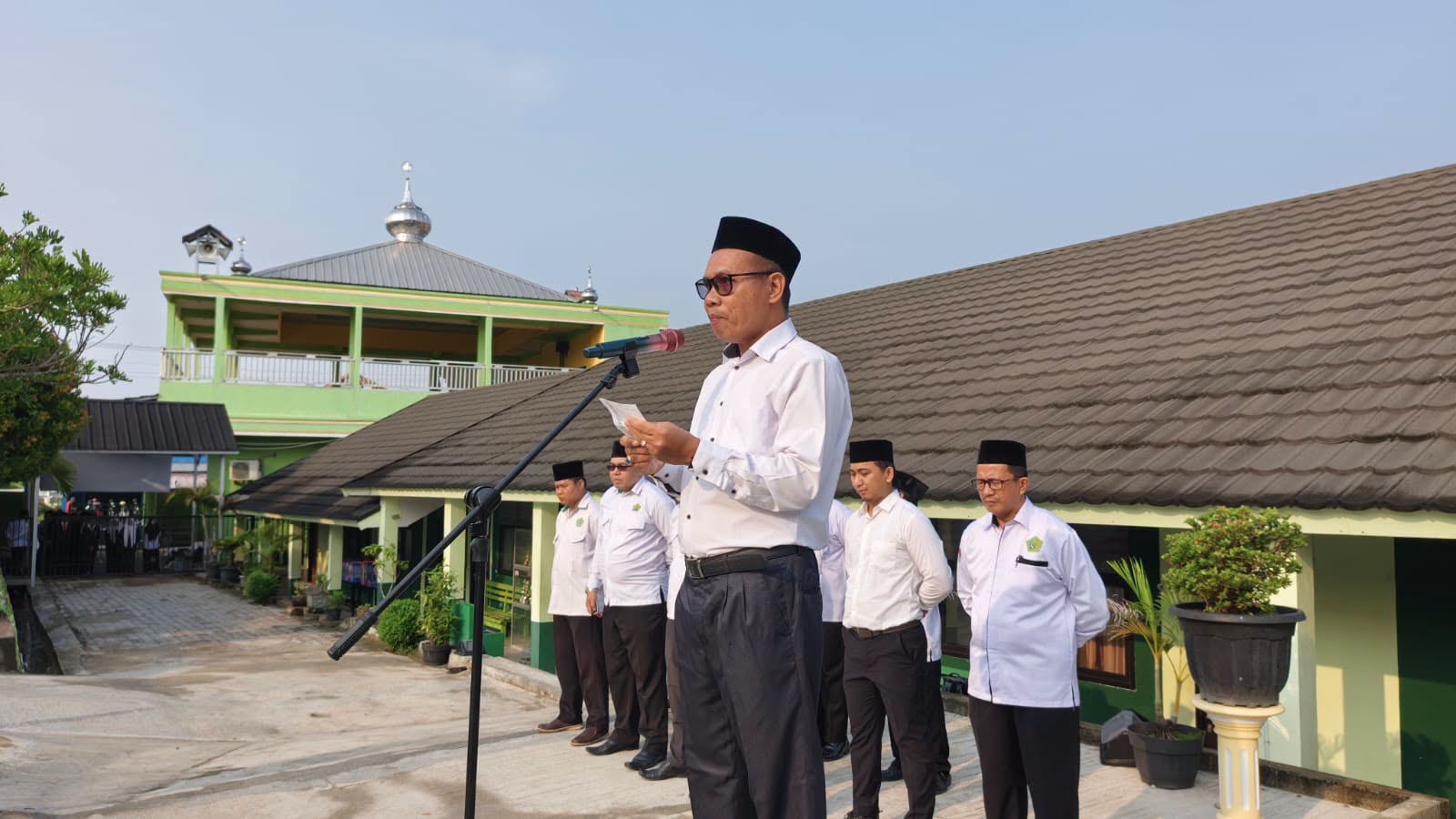 Upacara Senin MAN 1 OKU Tekankan Pemanfaatan Teknologi dan Gadget Secara Bijak