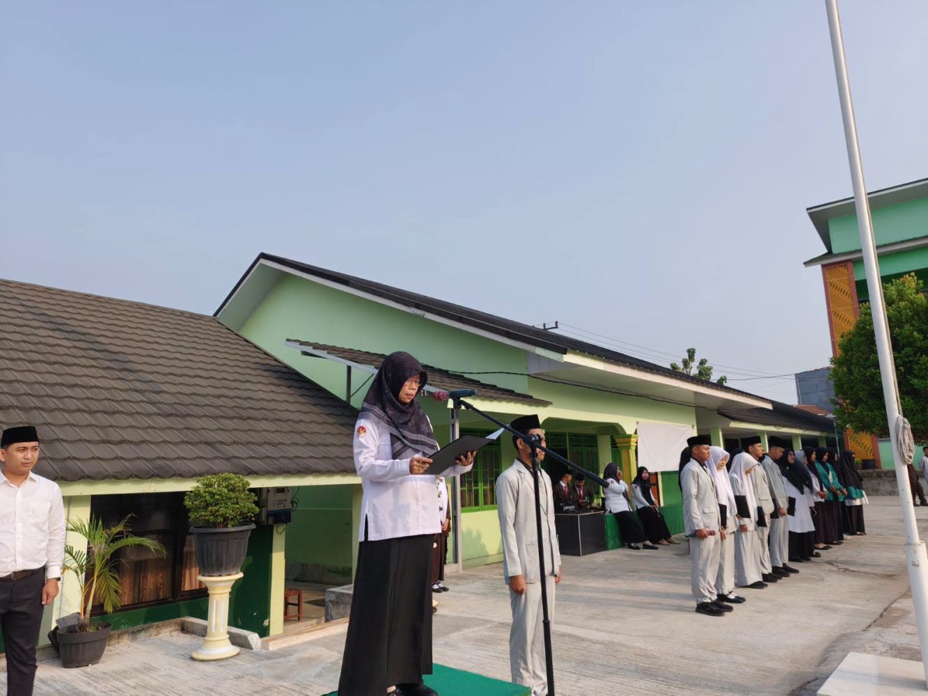 Upacara Senin MAN 1 OKU Tekankan Pembatasan Penggunaan Gawai di Lingkungan Madrasah