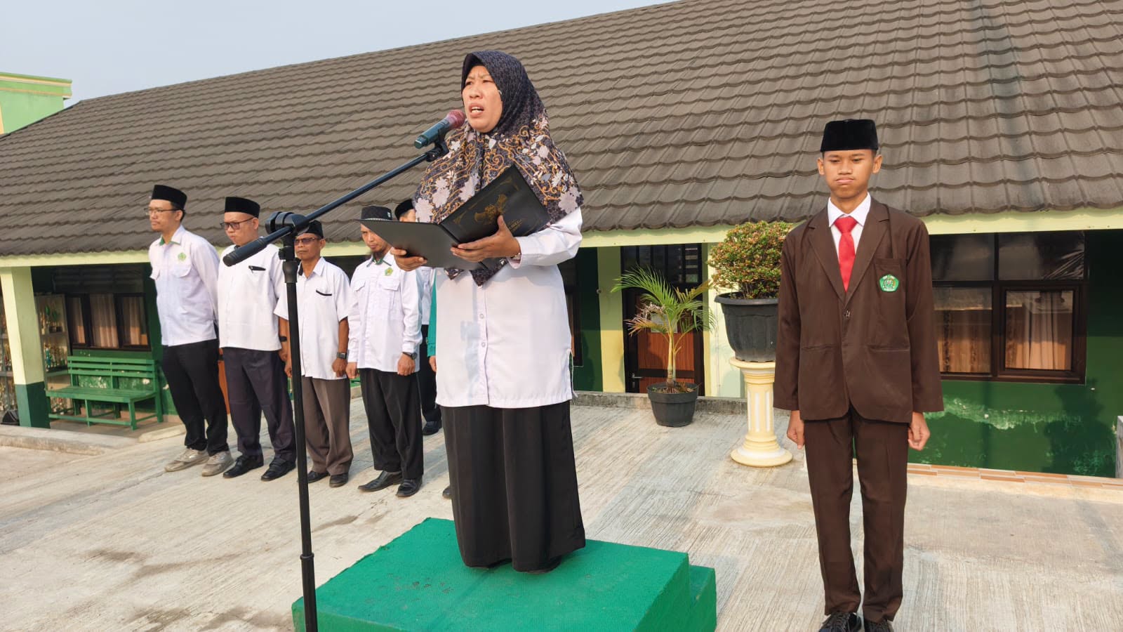 Upacara Rutin MAN 1 OKU, Tanamkan Disiplin dan Tanggung Jawab Siswa