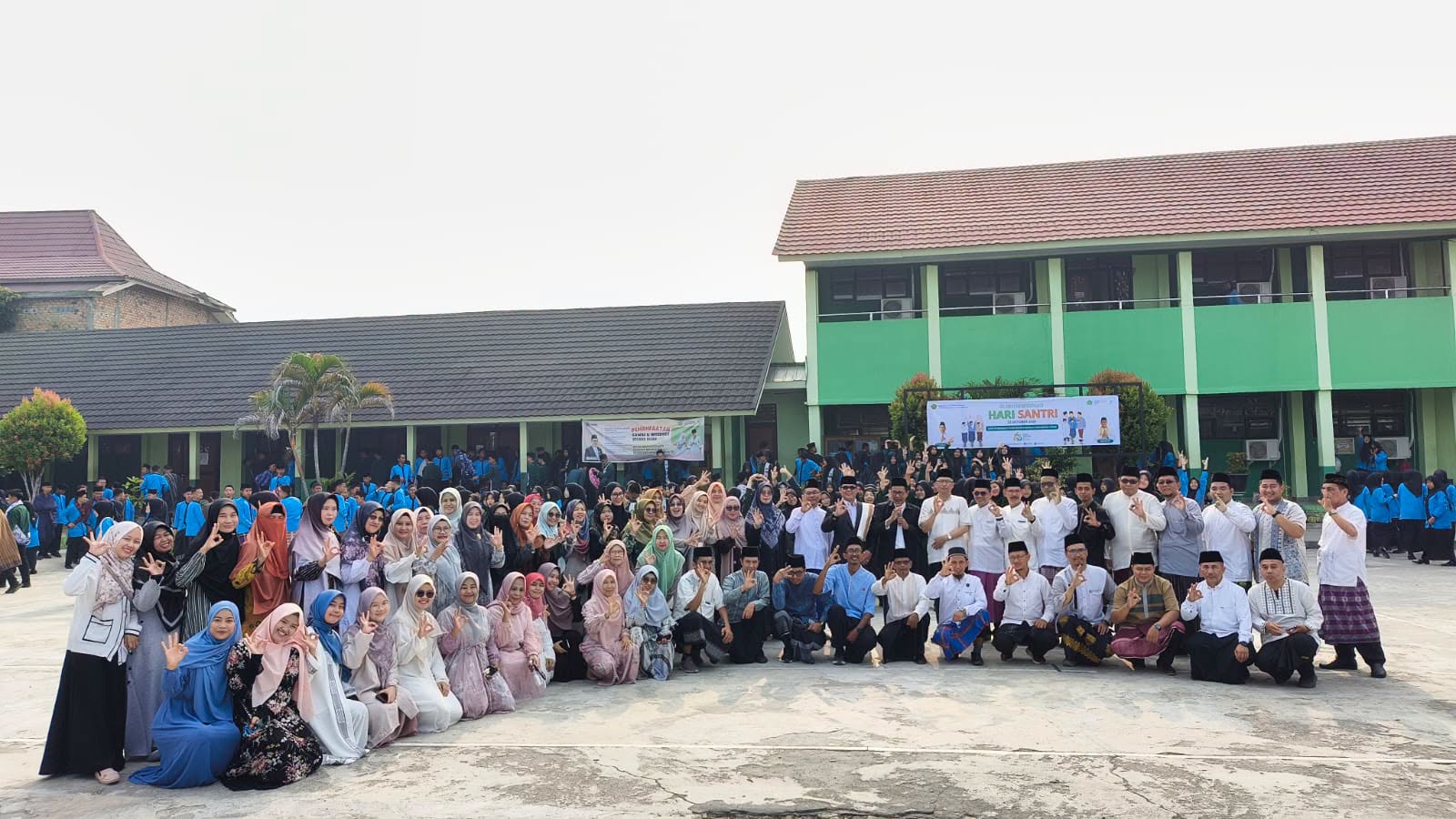 Keluarga Besar MAN 1 OKU Abadikan Kebersamaan dalam Potret Hari Santri 2026